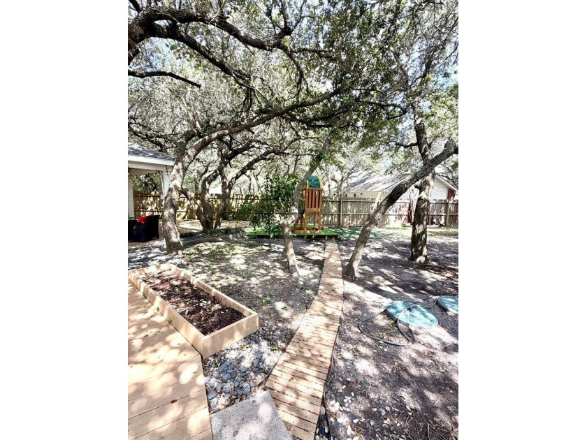 Beautiful 4 Bedroom, 2 bath home with exceptional outdoor living - photo 25