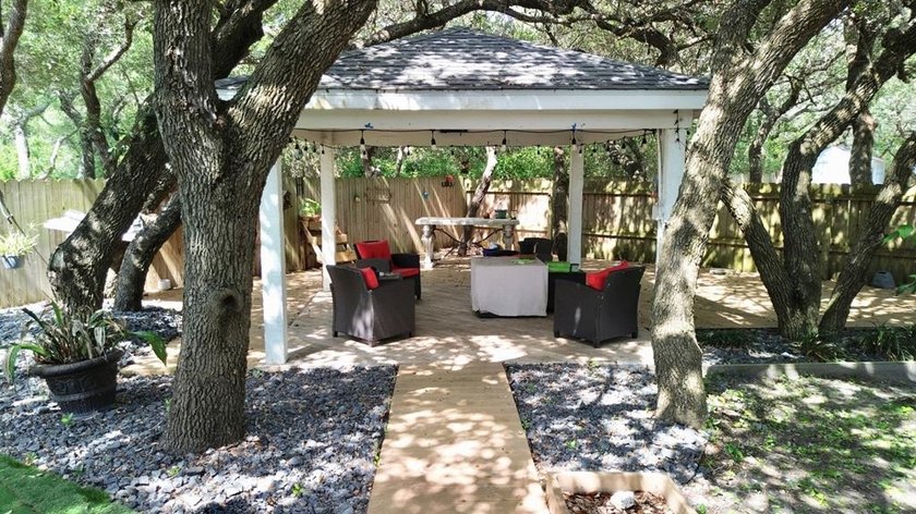 Beautiful 4 Bedroom, 2 bath home with exceptional outdoor living - photo 33