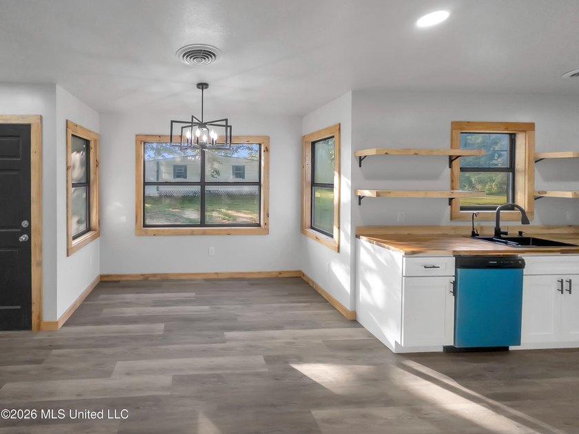 Country Living at Its Finest! Welcome home to this beautifully - photo 2