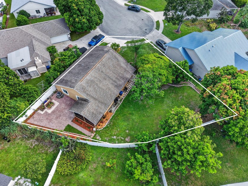 Welcome to this charming 3-bedroom, 2-bathroom CBS home situated - photo 2