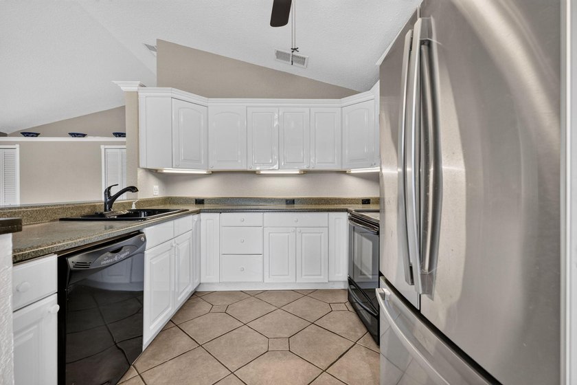 Welcome to this charming 3-bedroom, 2-bathroom CBS home situated - photo 5