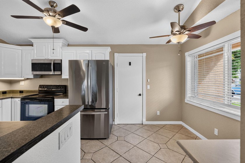 Welcome to this charming 3-bedroom, 2-bathroom CBS home situated - photo 9