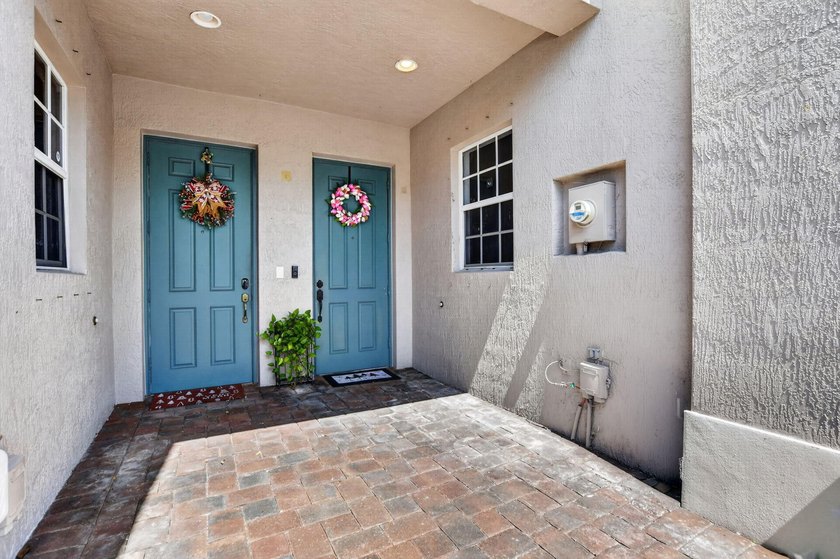Welcome to this beautifully maintained 3-bedroom, 2.5-bath - photo 3