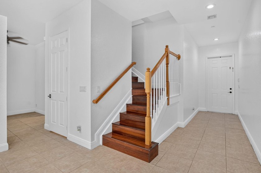 Welcome to this beautifully maintained 3-bedroom, 2.5-bath - photo 5