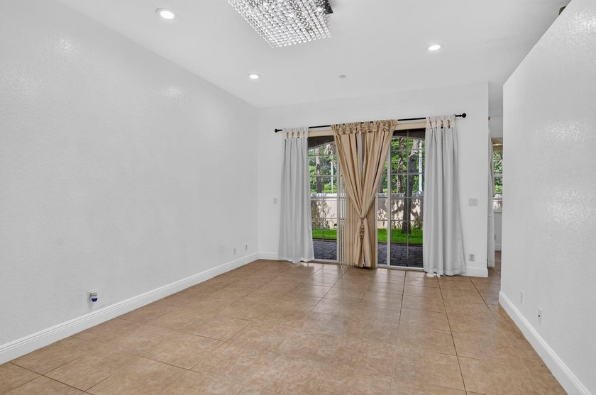 Welcome to this beautifully maintained 3-bedroom, 2.5-bath - photo 7