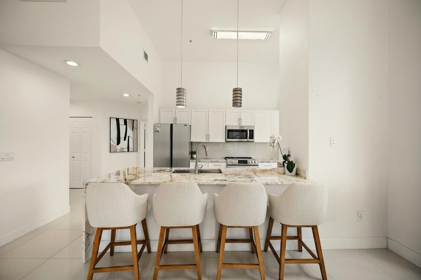 Updated 2BR/2BA corner residence with high ceilings, bright open - photo 4
