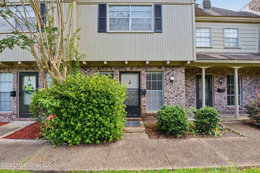 LOCATION LOCATION LOCATION! Move-in ready condo in the heart of - photo 2