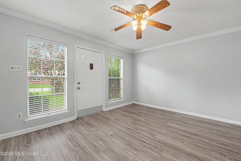 LOCATION LOCATION LOCATION! Move-in ready condo in the heart of - photo 3