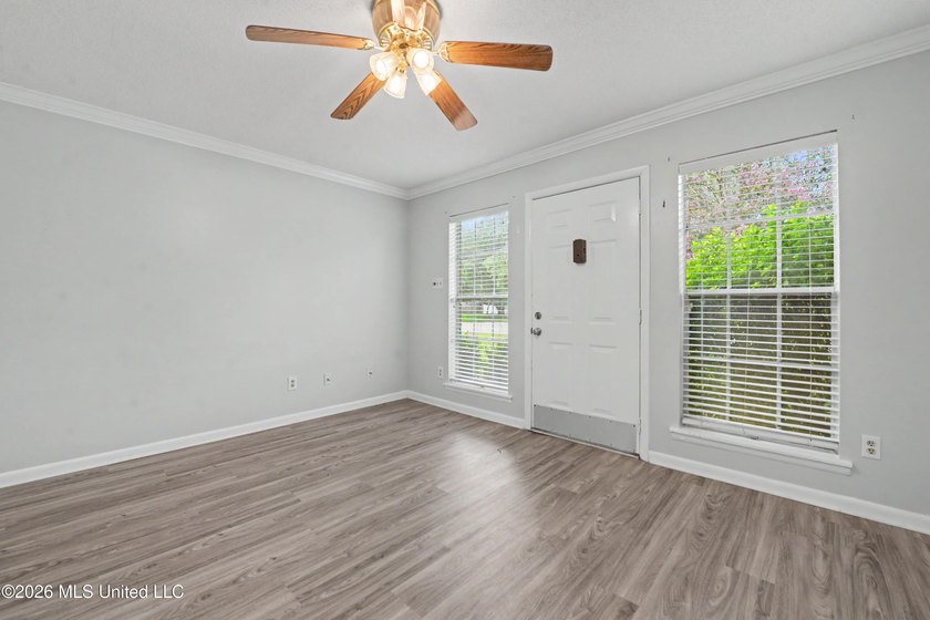 LOCATION LOCATION LOCATION! Move-in ready condo in the heart of - photo 4