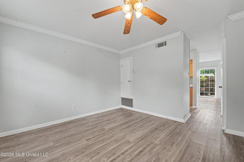 LOCATION LOCATION LOCATION! Move-in ready condo in the heart of - photo 6