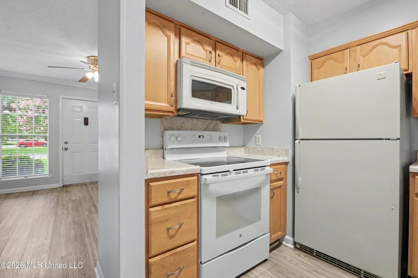 LOCATION LOCATION LOCATION! Move-in ready condo in the heart of - photo 8