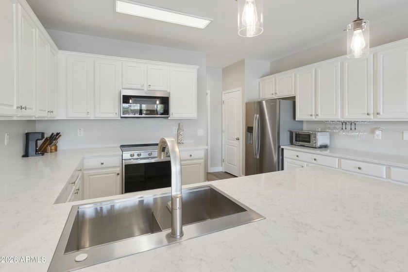 Move right into this beautifully maintained, fully furnished - photo 8
