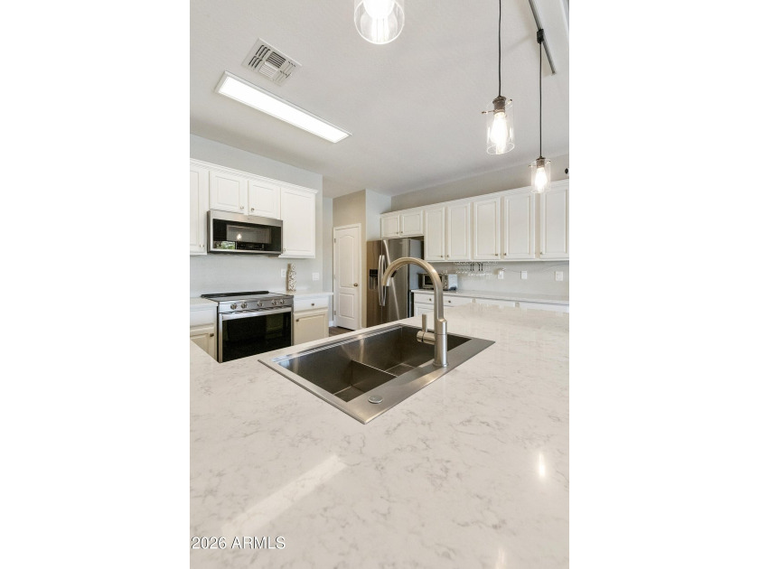 Move right into this beautifully maintained, fully furnished - photo 9