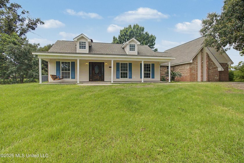 Welcome to your own private retreat in the highly desirable - photo 2