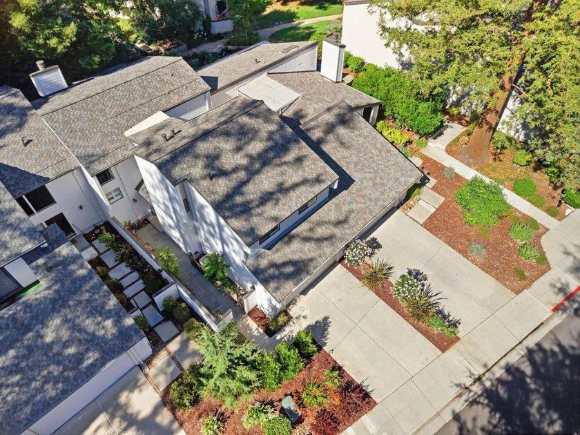 Welcome to 405 Clearview Drive! This thoughtfully updated - photo 2