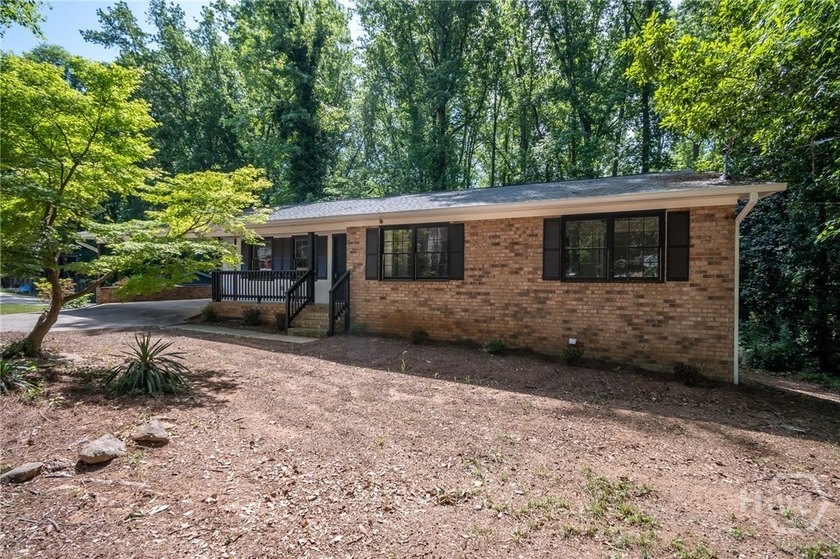 Adorable and fully remodeled ranch on a basement in the highly - photo 3