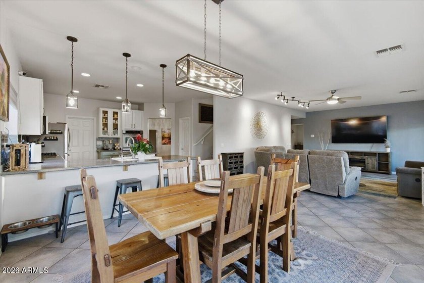 GREAT LOCATION + LARGE GOLF COURSE LOT! Situated on the 4th - photo 8
