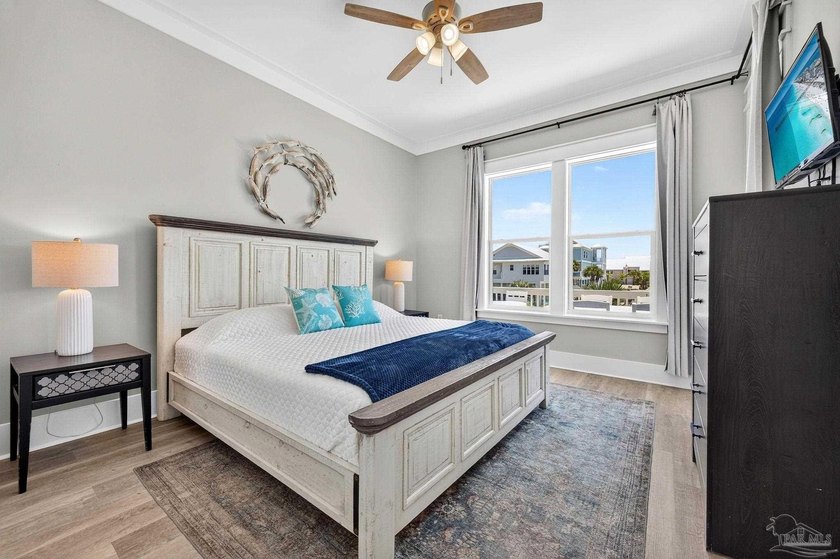Canal-front, fully furnished 5BR/4.5BA beach home sleeps 17 and - photo 19