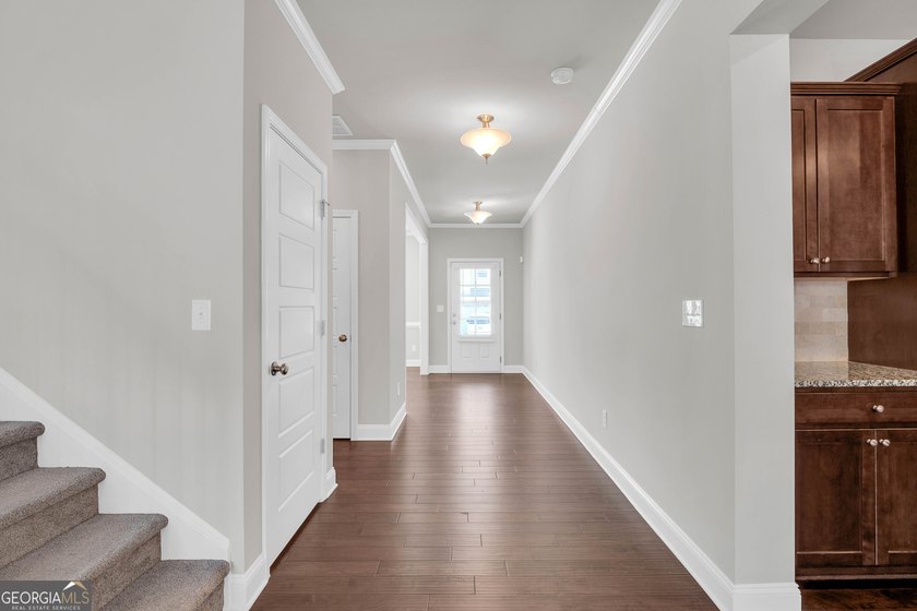 Beautifully maintained and freshly painted two-story home with a - photo 2