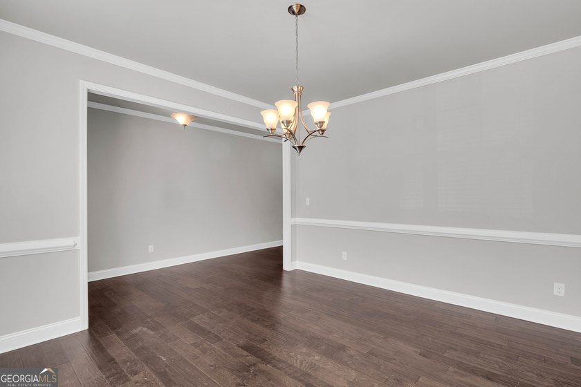 Beautifully maintained and freshly painted two-story home with a - photo 3