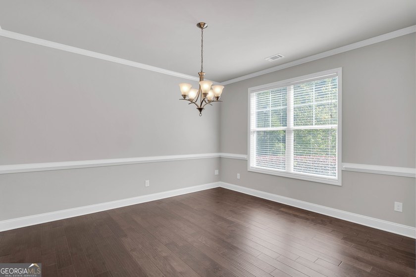 Beautifully maintained and freshly painted two-story home with a - photo 4