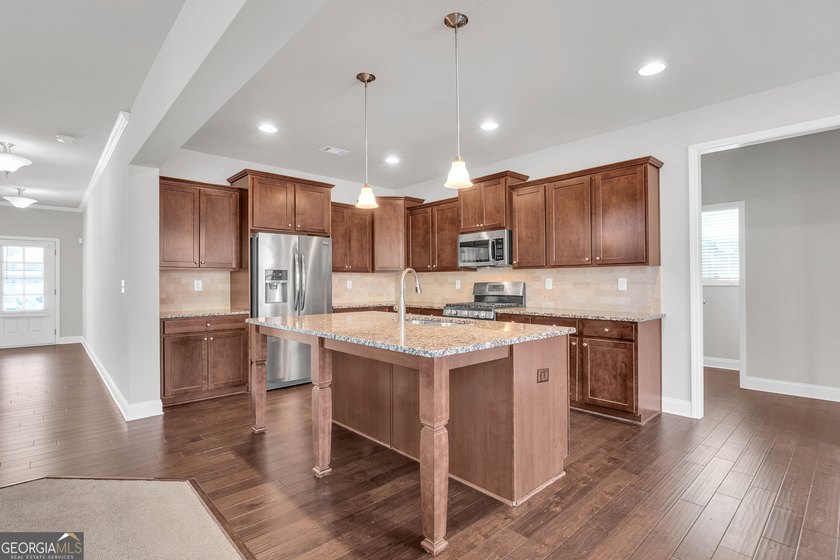Beautifully maintained and freshly painted two-story home with a - photo 10