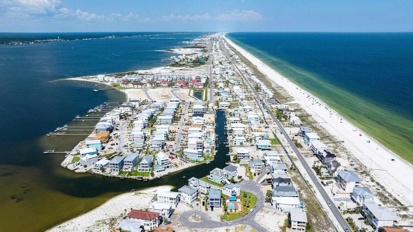 Canal-front, fully furnished 5BR/4.5BA beach home sleeps 17 and - photo 49