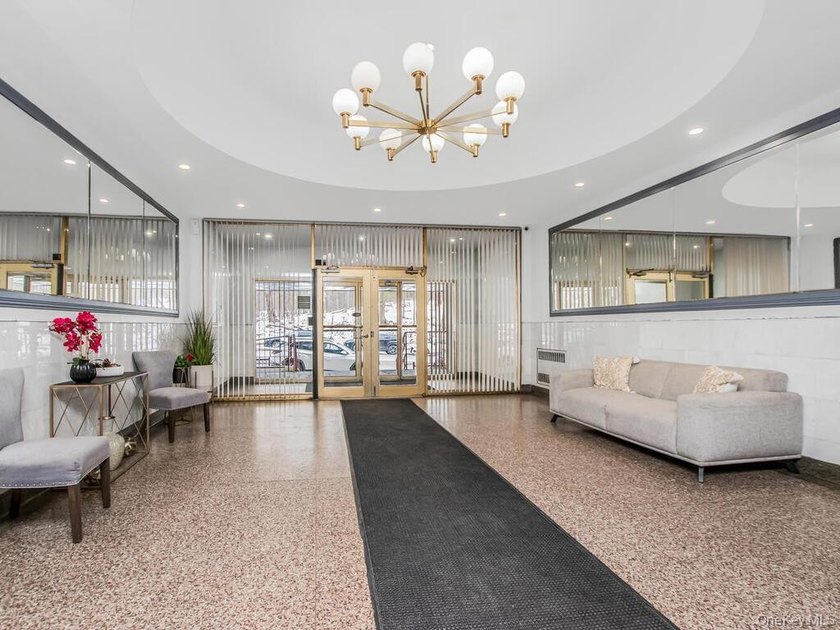 Immaculate Move In ready 1Bedroom 1 Bath Co-op unit with tons of - photo 10