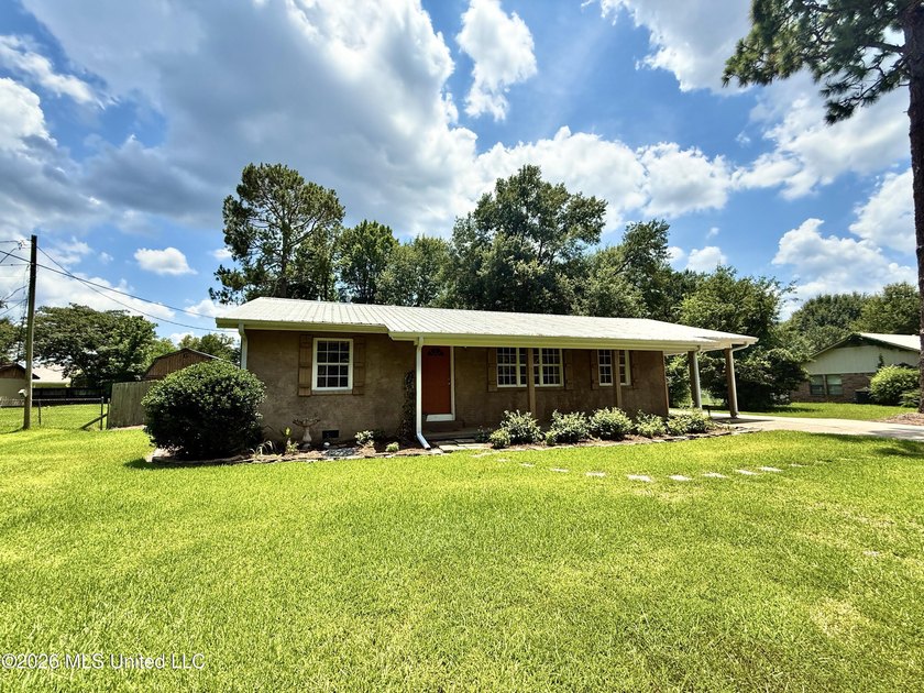 Adorable and meticulously maintained 3 bedroom 2 full bathroom - photo 2