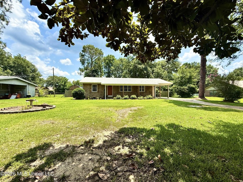 Adorable and meticulously maintained 3 bedroom 2 full bathroom - photo 3