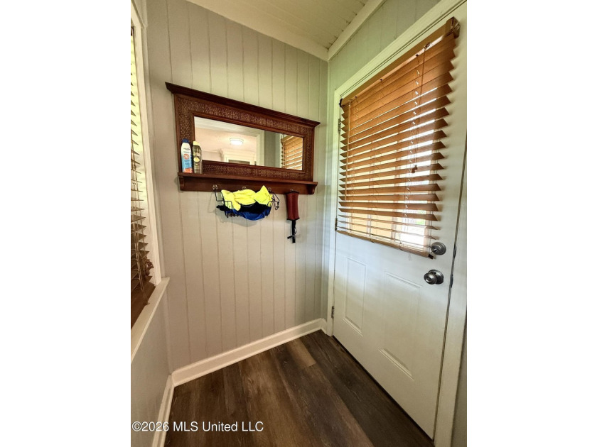 Adorable and meticulously maintained 3 bedroom 2 full bathroom - photo 5
