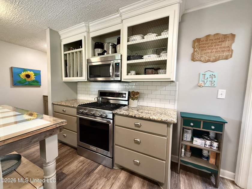 Adorable and meticulously maintained 3 bedroom 2 full bathroom - photo 7