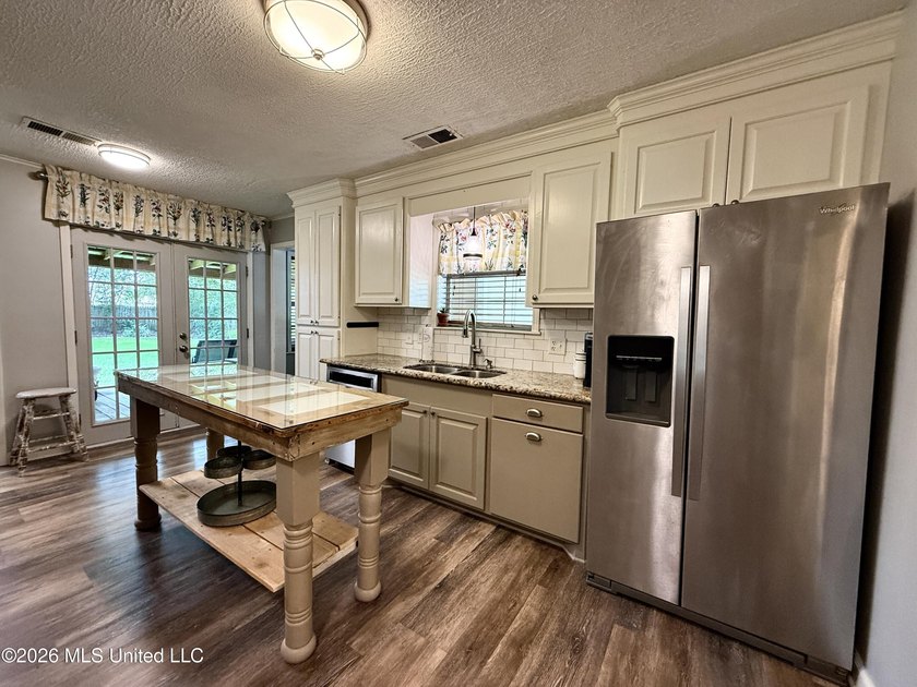 Adorable and meticulously maintained 3 bedroom 2 full bathroom - photo 9