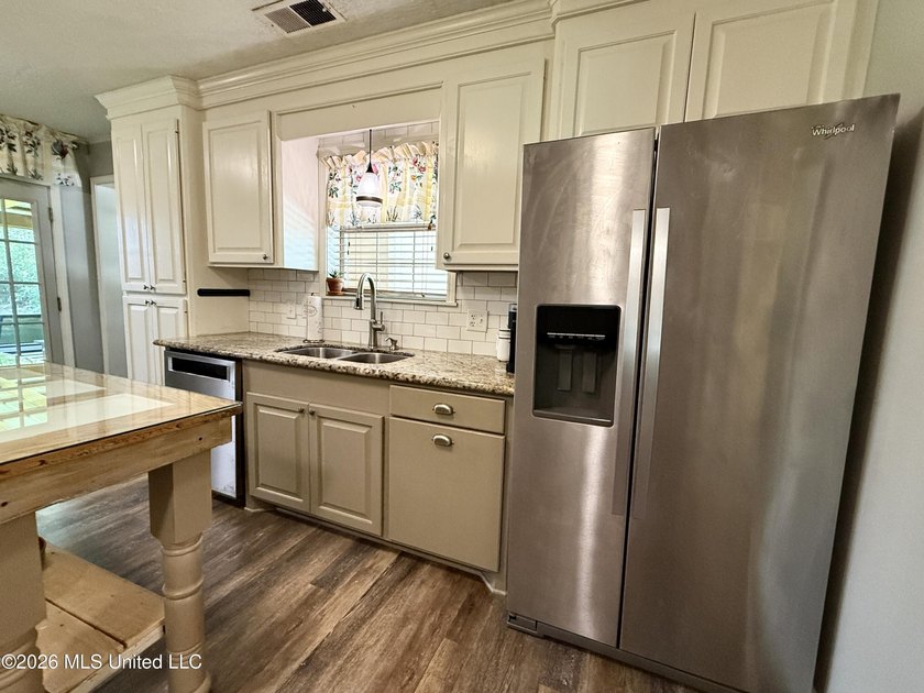 Adorable and meticulously maintained 3 bedroom 2 full bathroom - photo 10