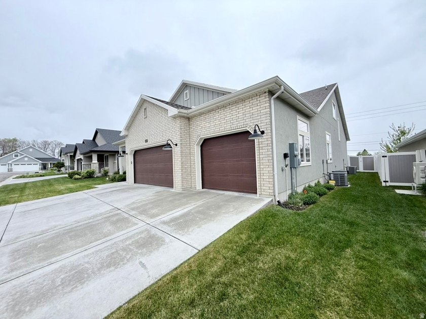 Don't miss this showstopper! Located on the east bench of - photo 3
