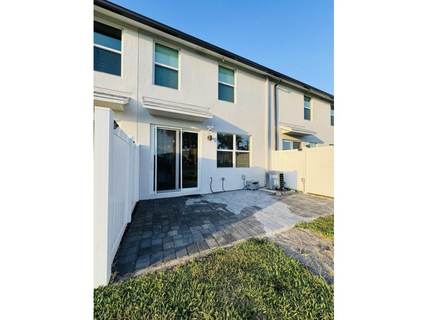 Short Sale - Subject to Lender Approval. Built in 2022, this - photo 7