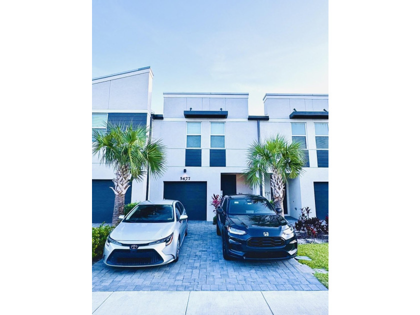 Short Sale - Subject to Lender Approval. Built in 2022, this - photo 8