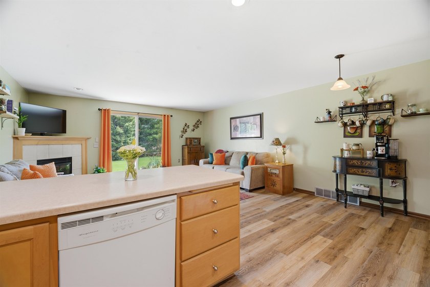 Enjoy the ease of condo living in this well-maintained townhouse - photo 11