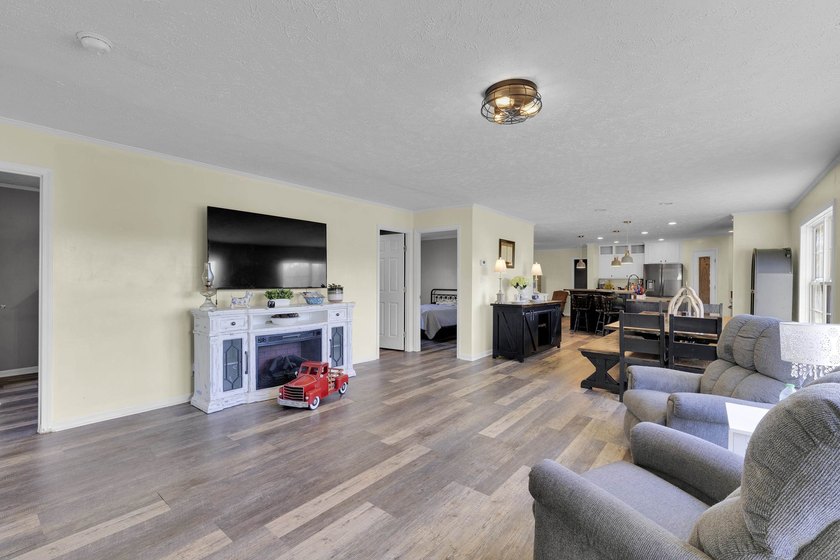 Welcome to 121 Capeview Lane in Anderson, a rare opportunity to - photo 11