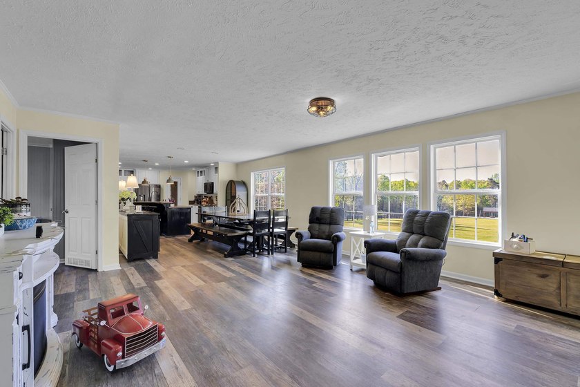 Welcome to 121 Capeview Lane in Anderson, a rare opportunity to - photo 13