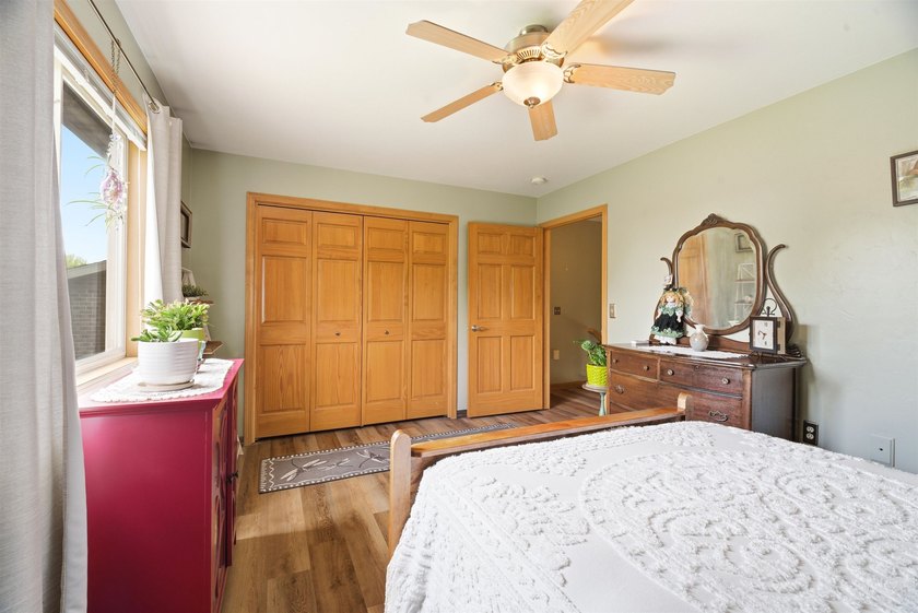 Enjoy the ease of condo living in this well-maintained townhouse - photo 17