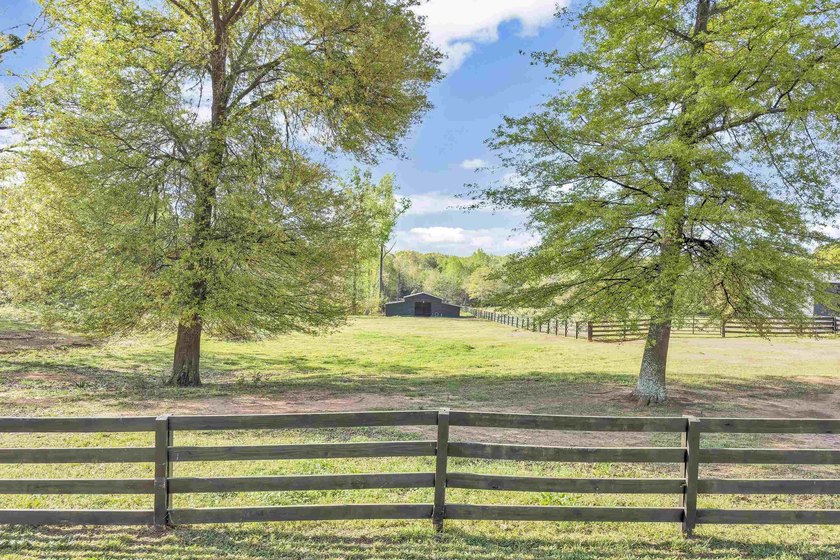 Welcome to 121 Capeview Lane in Anderson, a rare opportunity to - photo 39