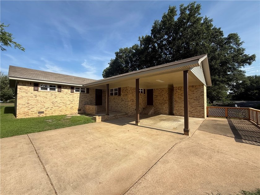 Enjoy this beautifully renovated 3 bed, 2 bath home that's - photo 3