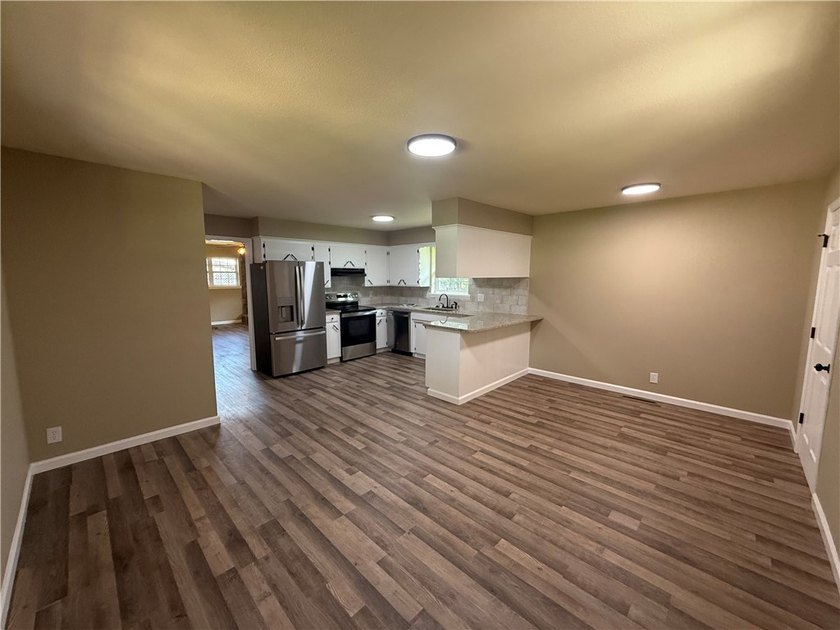 Enjoy this beautifully renovated 3 bed, 2 bath home that's - photo 7