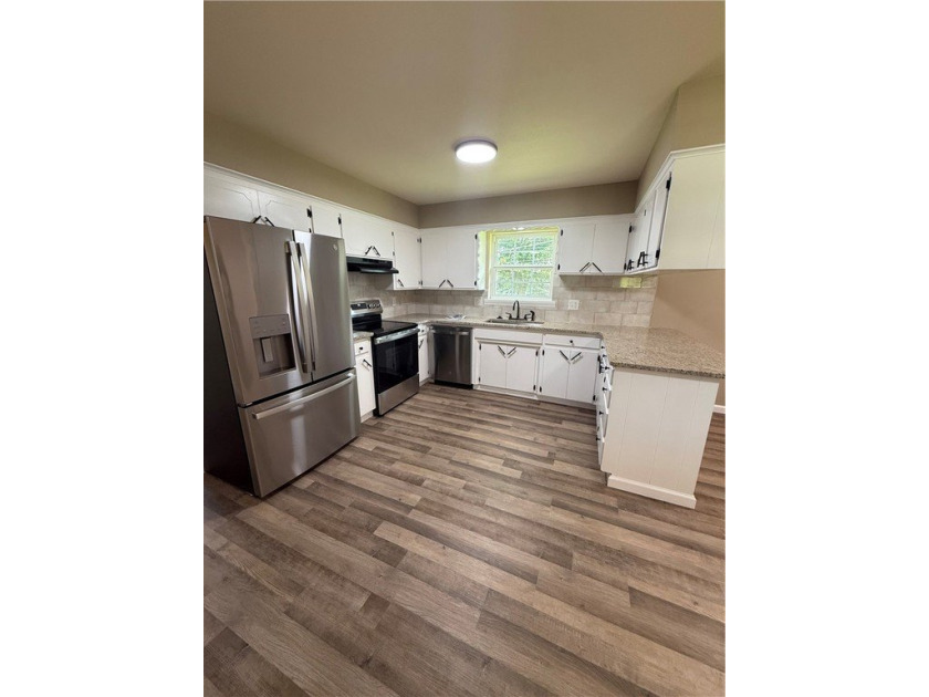 Enjoy this beautifully renovated 3 bed, 2 bath home that's - photo 8