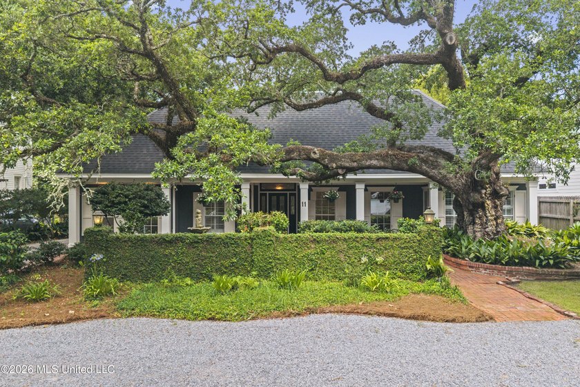 A canopy of magnificent century-old live oaks welcomes you to - photo 2