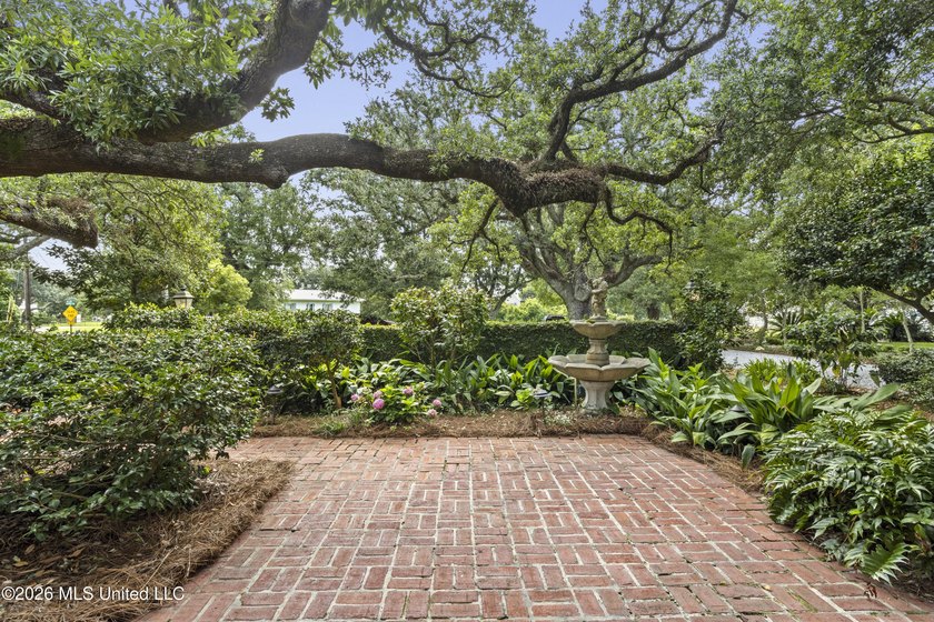 A canopy of magnificent century-old live oaks welcomes you to - photo 6