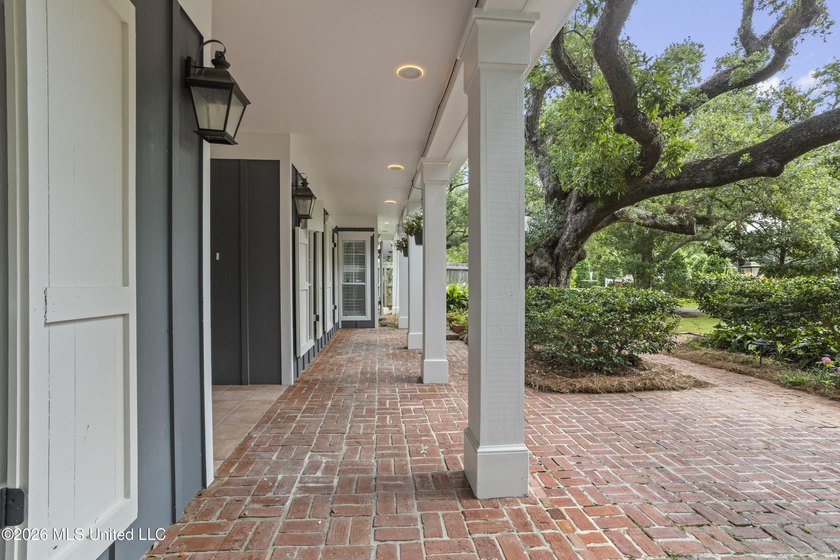 A canopy of magnificent century-old live oaks welcomes you to - photo 10