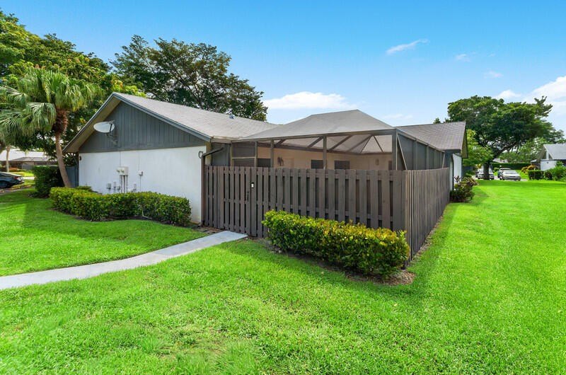 Enjoy the comfort and convenience of single-story villa living - photo 2