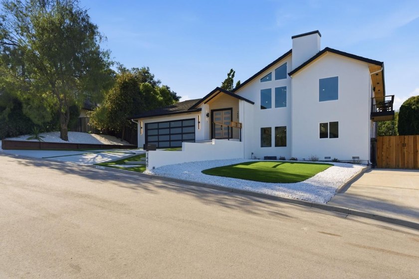 Newly completed after a comprehensive modern transformation - photo 3